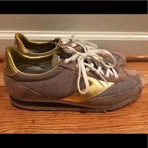 Brooks casual tennis shoes size 9